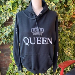 🧡 50% off bundles!  Black “Queen” Sweatshirt size medium